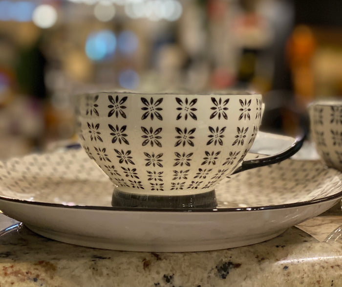 16 Piece Black & White Dinner Set