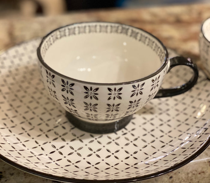 16 Piece Black & White Dinner Set
