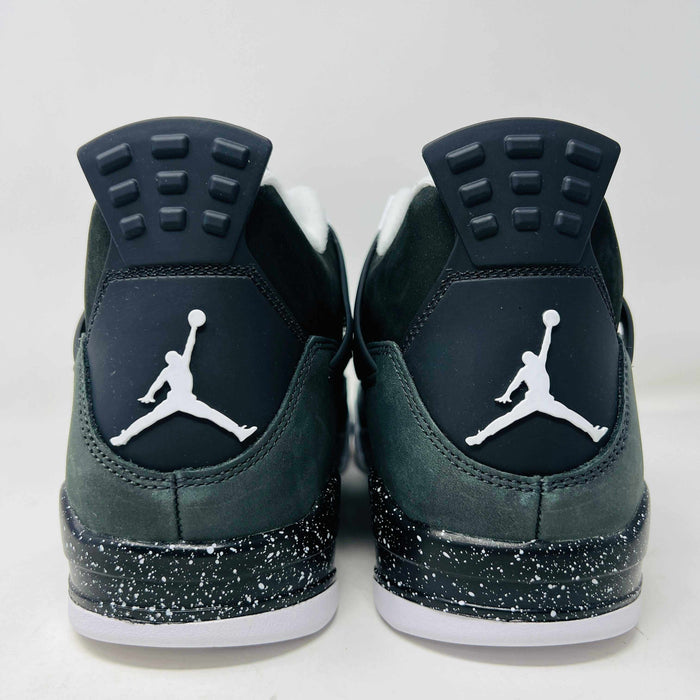 On top of a shoebox sits the brand-new Jordan 4 Retro Fear (2024), a stylish sneaker by Jordan. Its black and gray color scheme, black mesh accents, white midsole, and speckled heel details make it a must-have for 2024.