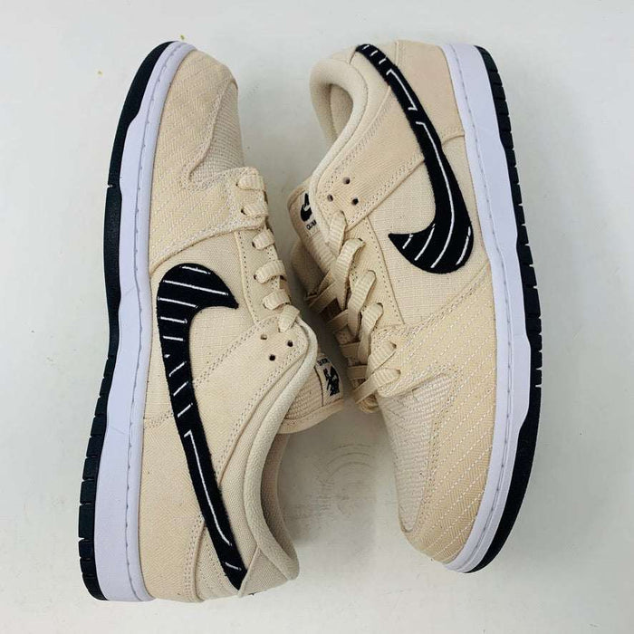 Nike SB Dunk Low Albino and Preto sneakers with black swoosh on box, four colored laces included.