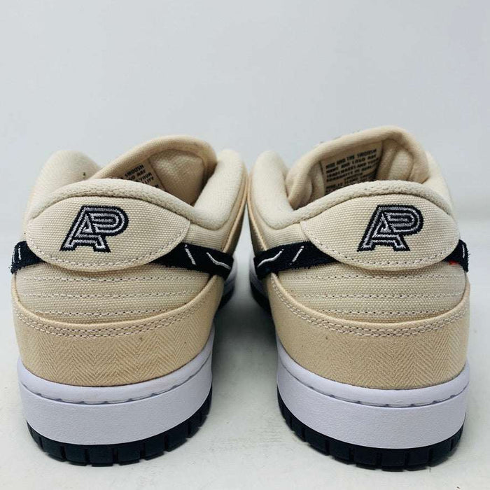 Nike SB Dunk Low Albino and Preto sneakers with black swoosh on box, four colored laces included.