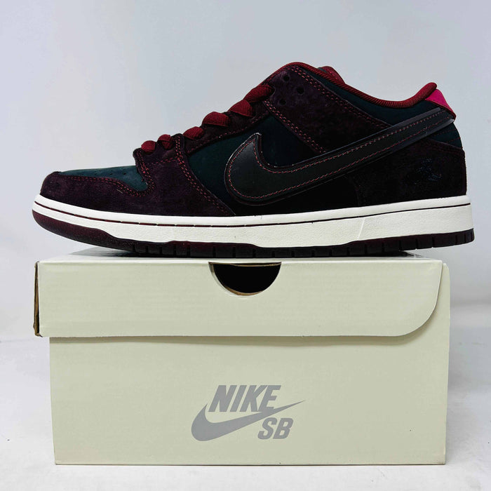 Nike SB Dunk Low Riot Skateshop brand new sneakers with extra laces and good box condition 2025